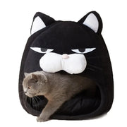 Griesgrämige schwarze Katze Katzenhöhle