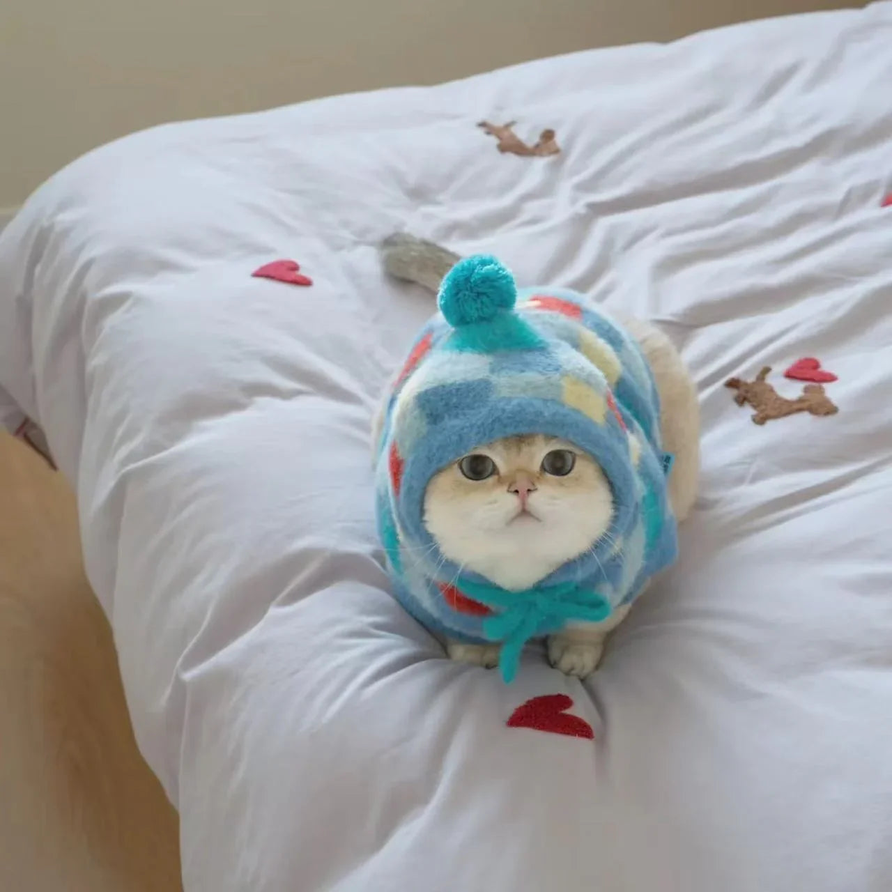 Suéter de gato con capucha y pompones con estampado de rombos