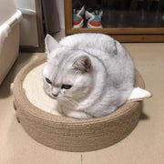 Niedlicher Katzenkratzbaum mit Schweinchenmotiv 