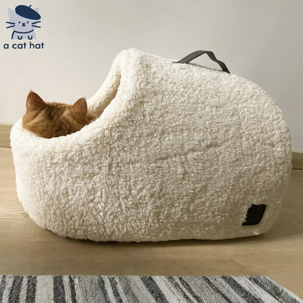 Katzenbett aus Wolkenfleece-Hausschuhen und Katzenbett 