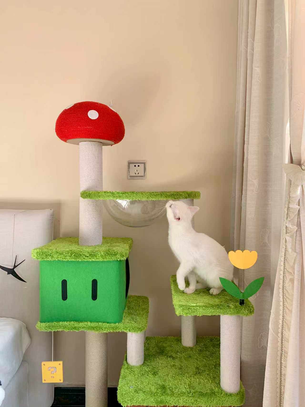 Katzenbaum mit Pilzmotiv im Mario Bros.-Stil