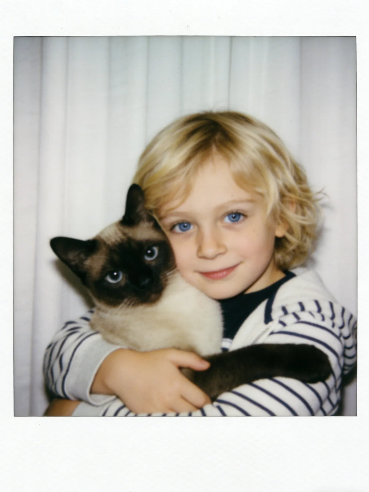 Erstelle ein Foto von dir, wie du als Kind mit deinem Haustier ein Foto machst.