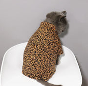 Camisa de leopardo con gato de moda