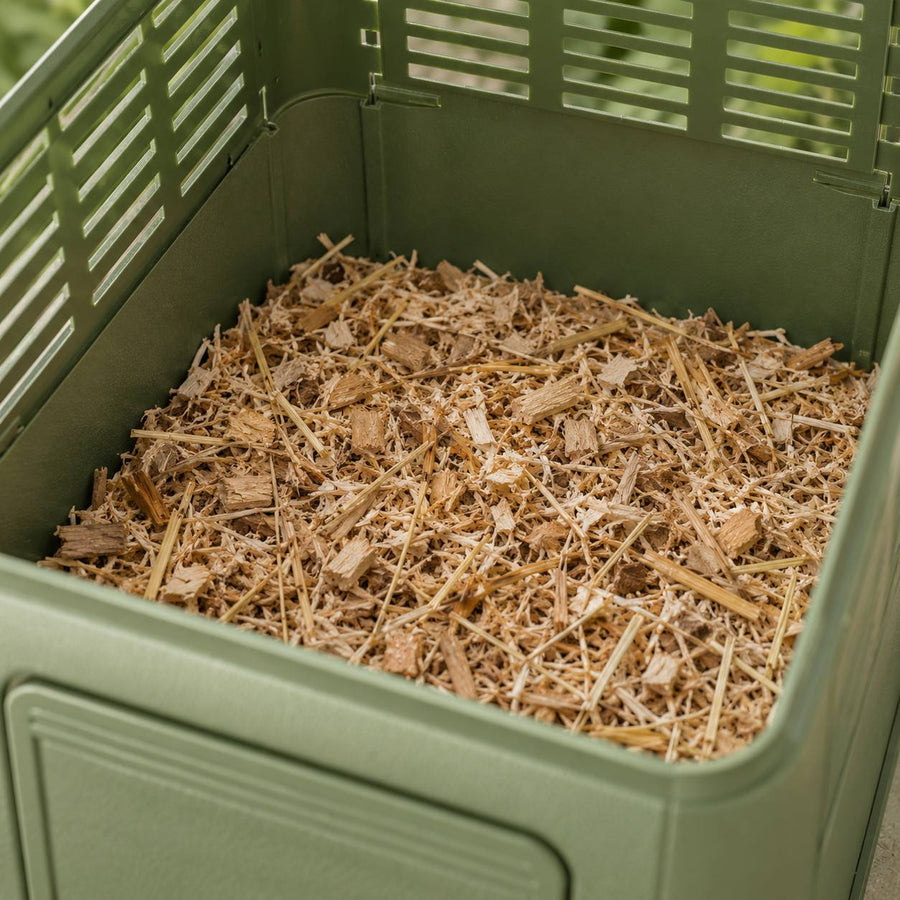 Dry carbon base layer inside a compost bin